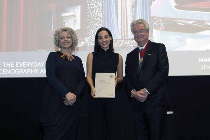 Η Μαρίλια Λέζου παραλαμβάνει το βραβείο από τον Ben Derbyshire (πρόεδρος RIBA) και την Nicky Watson (αντιπρόεδρος για την Εκπαίδευση, RIBA). 