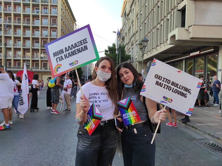 «Μην αλλάξεις για κανέναν» και «Όχι στο Bullying, ναι στο Loving» γράφουν τα δύο πλακάτ στο Athens Pride 2021