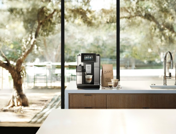 Ο Brad Pitt στη νέα διαφήμιση της De'Longhi για τις μηχανές Coffee Fully Automatic