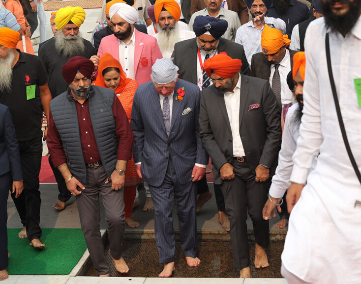 Ινδία: Προβληματίζουν οι εικόνες του πρίγκιπα Κάρολου με τα «πόδια-μπουκάλια» και τα «δάχτυλα... λουκάνικα»