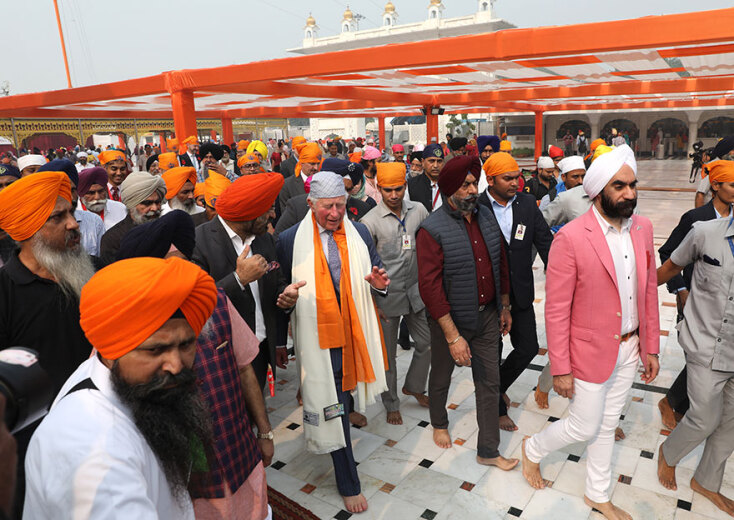 Ινδία: Προβληματίζουν οι εικόνες του πρίγκιπα Κάρολου με τα «πόδια-μπουκάλια» και τα «δάχτυλα... λουκάνικα»