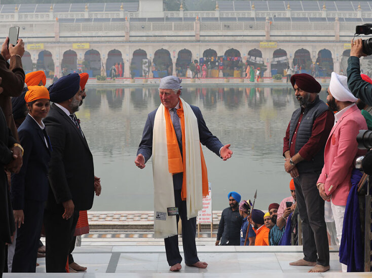 Ινδία: Προβληματίζουν οι εικόνες του πρίγκιπα Κάρολου με τα «πόδια-μπουκάλια» και τα «δάχτυλα... λουκάνικα»