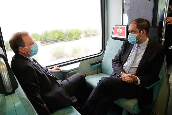 Ο υπουργός Υποδομών και Μεταφορών Κώστας Αχ. Καραμανλής και ο υφυπουργός Υποδομών και Μεταφορών Γιάννης Κεφαλογιάννης στη νέα διπλή γραμμή του Προαστιακού Κιάτο-Ροδοδάφνη