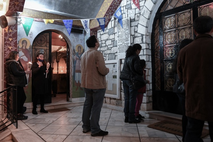 Πιστοί έξω από την εκκλησία