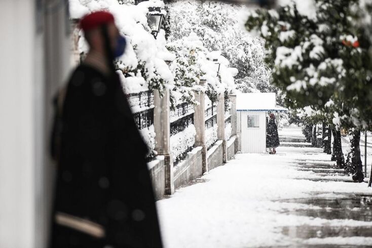Εύζωνες στο χιονισμένο τοπίο