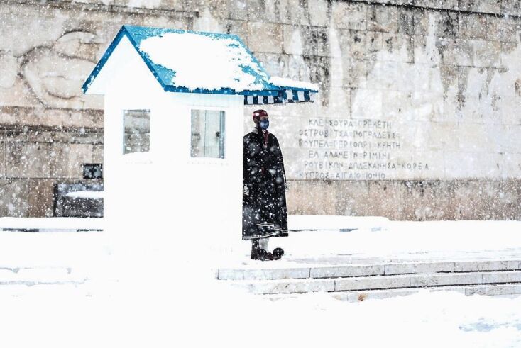 Εύζωνες στο χιονισμένο τοπίο 