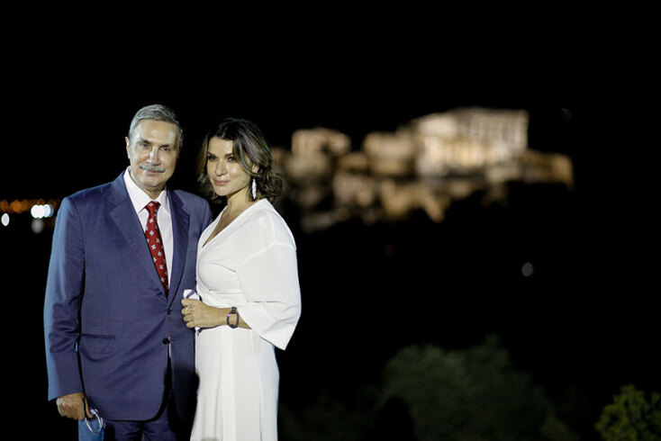Ο πρόεδρος του Ιδρύματος Ωνάση Αντώνης Σ. Παπαδημητρίου, με τη σύζυγό του, Αφροδίτη Παναγιωτάκου με φόντο τον νέο φωτισμό στην Ακρόπολη