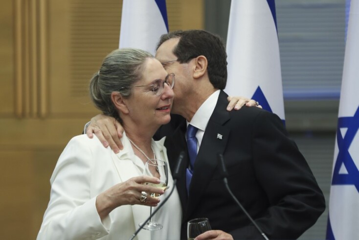 ο νέος Πρόεδρος του Ισραήλ, Ισαάκ Χέρτσογκ, με τη γυναίκα του © EPA  / RONEN ZVULUN