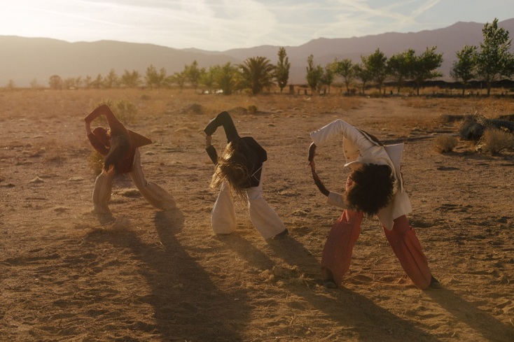 Οι χορεύτριες Hvrmony Adams, Jill Wilson και Patricia Zhou κατά τη διάρκεια της χορογραφίας της Ζωής Ευσταθίου.