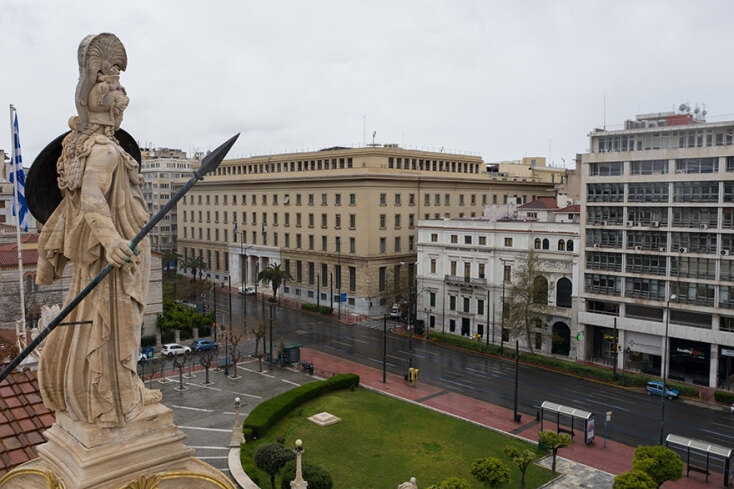 Κορωνοϊός - Απαγόρευση κυκλοφορίας: Το άγαλμα της Αθηνάς στα Προπύλαια με φόντο την άδεια Πανεπιστημίου
