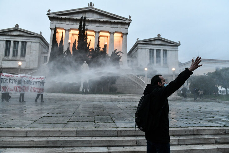 Διαδήλωση για τον Δημήτρη Κουφοντίνα στο κέντρο της Αθήνας - Με χημικά και νερό από την «Αύρα» επιχείρησε να διαλύσει τους διαδηλωτές στην Πανεπιστημίου η Αστυνομία