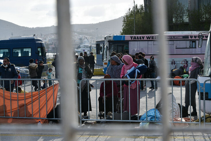 ΣΥΓΚΕΝΤΡΩΜΕΝΟΙ ΠΡΟΣΦΥΓΕΣ ΚΑΙ ΜΕΤΑΝΑΣΤΕΣ ΣΤΟ ΛΙΜΑΝΙ ΤΗΣ ΜΥΤΙΛΗΝΗΣ- ΠΡΟΚΕΙΤΑΙ ΝΑ ΜΕΤΑΦΕΡΘΟΥΝ ΜΕ ΟΧΗΜΑΤΑΓΩΓΟ ΣΕ ΚΛΕΙΣΤΕΣ ΔΟΜΕΣ ΤΗΣ ΕΝΔΟΧΩΡΑΣ
