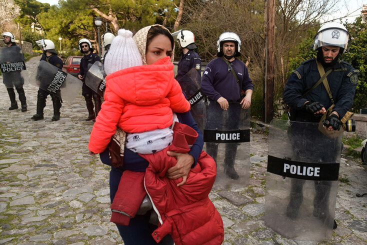 ΣΥΓΚΕΝΤΡΩΜΕΝΟΙ ΠΡΟΣΦΥΓΕΣ ΚΑΙ ΜΕΤΑΝΑΣΤΕΣ ΣΤΟ ΛΙΜΑΝΙ ΤΗΣ ΜΥΤΙΛΗΝΗΣ- ΠΡΟΚΕΙΤΑΙ ΝΑ ΜΕΤΑΦΕΡΘΟΥΝ ΜΕ ΟΧΗΜΑΤΑΓΩΓΟ ΣΕ ΚΛΕΙΣΤΕΣ ΔΟΜΕΣ ΤΗΣ ΕΝΔΟΧΩΡΑΣ