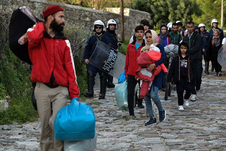 ΣΥΓΚΕΝΤΡΩΜΕΝΟΙ ΠΡΟΣΦΥΓΕΣ ΚΑΙ ΜΕΤΑΝΑΣΤΕΣ ΣΤΟ ΛΙΜΑΝΙ ΤΗΣ ΜΥΤΙΛΗΝΗΣ- ΠΡΟΚΕΙΤΑΙ ΝΑ ΜΕΤΑΦΕΡΘΟΥΝ ΜΕ ΟΧΗΜΑΤΑΓΩΓΟ ΣΕ ΚΛΕΙΣΤΕΣ ΔΟΜΕΣ ΤΗΣ ΕΝΔΟΧΩΡΑΣ