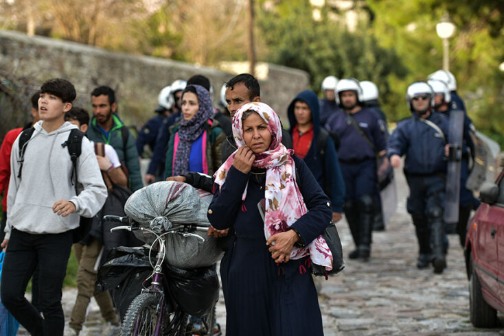 ΣΥΓΚΕΝΤΡΩΜΕΝΟΙ ΠΡΟΣΦΥΓΕΣ ΚΑΙ ΜΕΤΑΝΑΣΤΕΣ ΣΤΟ ΛΙΜΑΝΙ ΤΗΣ ΜΥΤΙΛΗΝΗΣ- ΠΡΟΚΕΙΤΑΙ ΝΑ ΜΕΤΑΦΕΡΘΟΥΝ ΜΕ ΟΧΗΜΑΤΑΓΩΓΟ ΣΕ ΚΛΕΙΣΤΕΣ ΔΟΜΕΣ ΤΗΣ ΕΝΔΟΧΩΡΑΣ