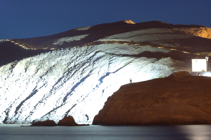«ΣΤΩΝ ΨΑΡΩΝ ΤΗΝ ΟΛΟΑΣΠΡΗ ΡΑΧΗ»