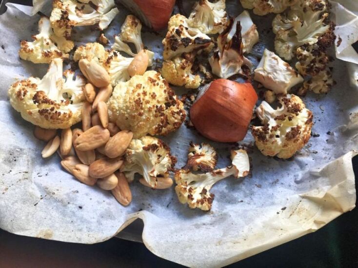 Κουνουπίδι, αμύγδαλα και κρεμμύδι ψημένα στον φούρνο