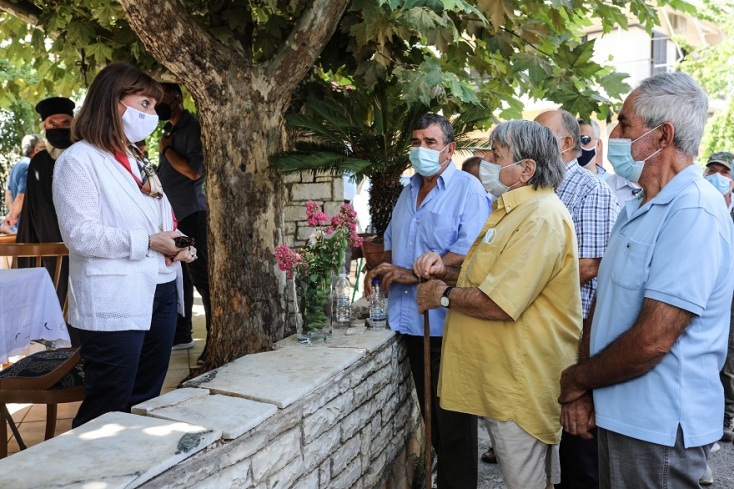Η Πρόεδρος της Δημοκρατίας, Κατερίνα Σακελλαροπούλου, σε περιοχή που επλήγη από τις πυρκαγιές στην Αρχαία Ολυμπία 