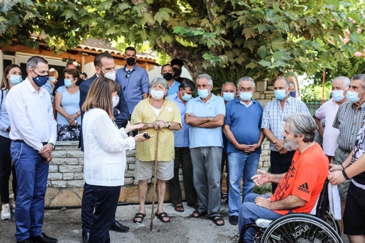 Η Πρόεδρος της Δημοκρατίας, Κατερίνα Σακελλαροπούλου, σε περιοχή που επλήγη από τις πυρκαγιές στην Αρχαία Ολυμπία