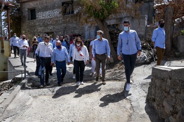 Η Πρόεδρος της Δημοκρατίας, Κατερίνα Σακελλαροπούλου, σε περιοχή που επλήγη από τις πυρκαγιές στην Αρχαία Ολυμπία 