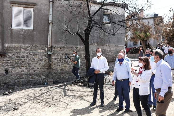 Η Πρόεδρος της Δημοκρατίας, Κατερίνα Σακελλαροπούλου, σε περιοχή που επλήγη από τις πυρκαγιές στην Αρχαία Ολυμπία 