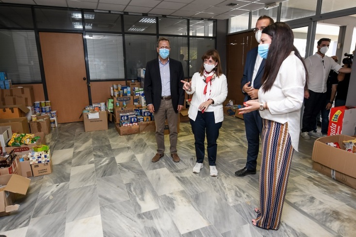 Η Πρόεδρος της Δημοκρατίας, Κατερίνα Σακελλαροπούλου, σε περιοχή που επλήγη από τις πυρκαγιές στην Αρχαία Ολυμπία