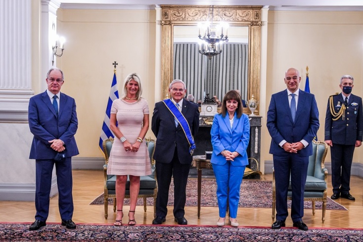 Η Πρόεδρος της Δημοκρατίας, Κατερίνα Σακελλαροπούλου, και ο Πρόεδρος της Επιτροπής Εξωτερικών Σχέσεων της Γερουσίας των ΗΠΑ, Ρόμπερτ Μενέντεζ