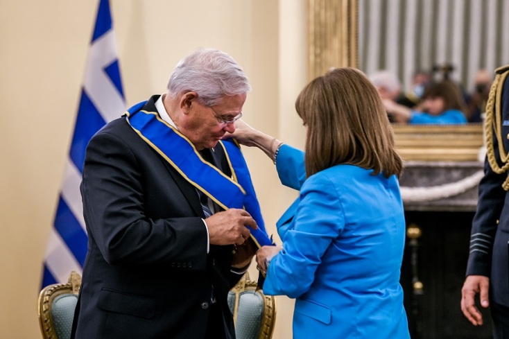 Η Πρόεδρος της Δημοκρατίας, Κατερίνα Σακελλαροπούλου, και ο Πρόεδρος της Επιτροπής Εξωτερικών Σχέσεων της Γερουσίας των ΗΠΑ, Ρόμπερτ Μενέντεζ