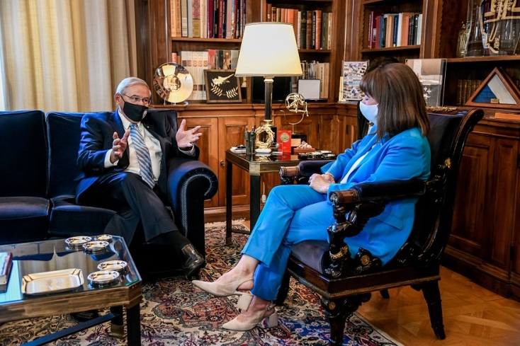 Η Πρόεδρος της Δημοκρατίας, Κατερίνα Σακελλαροπούλου, και ο Πρόεδρος της Επιτροπής Εξωτερικών Σχέσεων της Γερουσίας των ΗΠΑ, Ρόμπερτ Μενέντεζ