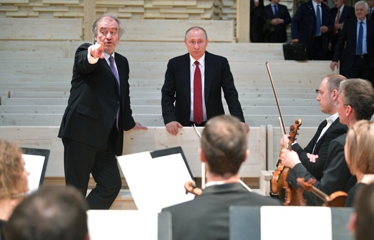 Ο Ρώσος πρόεδρος, Βλαντιμίρ Πούτιν, και ο μαέστρος, Βαλέρι Γκέργκιεφ, στο περιθώριο συναυλίας