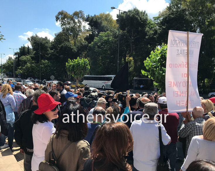 Διαμαρτυρία των πυρόπληκτων στο Μάτι στο υπ. Περιβάλλοντος © Athens Voice / Κατερίνα Καμπόσου