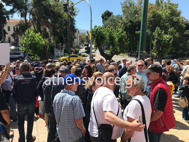 Διαμαρτυρία των πυρόπληκτων στο Μάτι στο υπ. Περιβάλλοντος © Athens Voice / Κατερίνα Καμπόσου