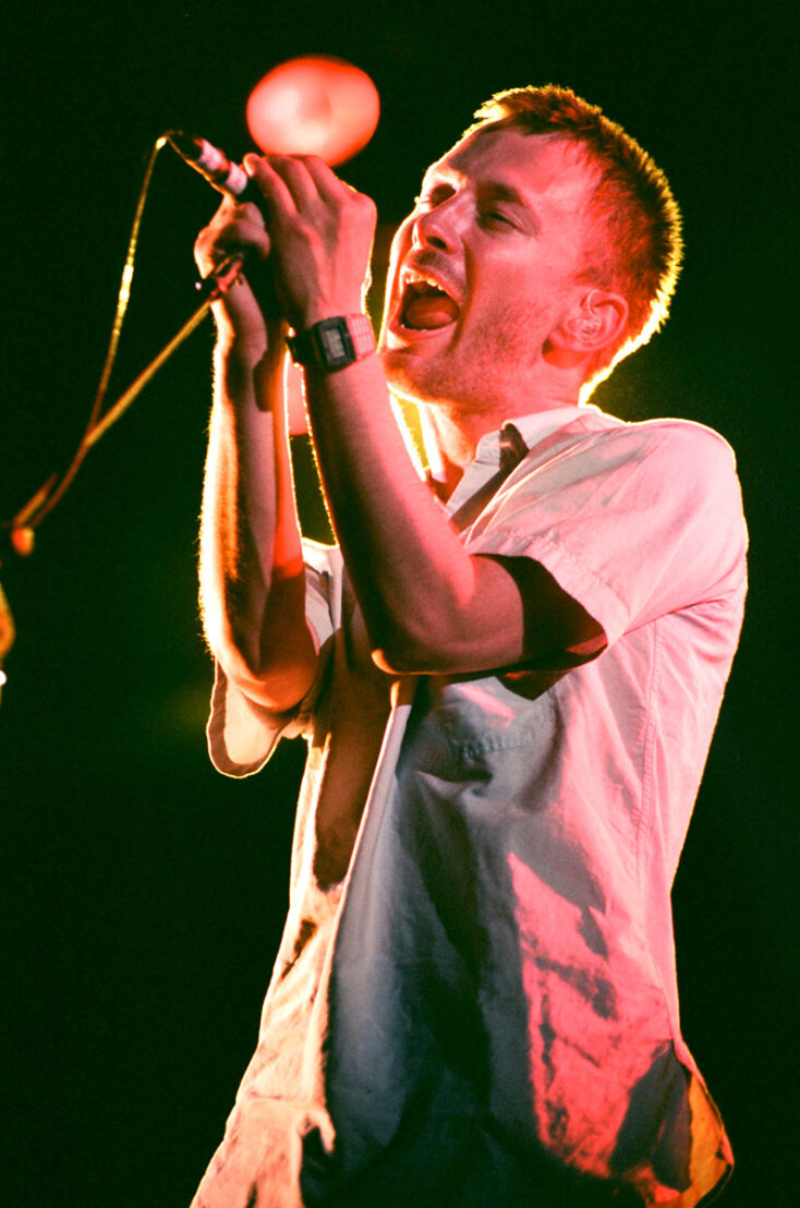 Στιγμιότυπο από τη συναυλία των Radiohead στο Θέατρο Λυκαβηττού στην Αθήνα το 2000