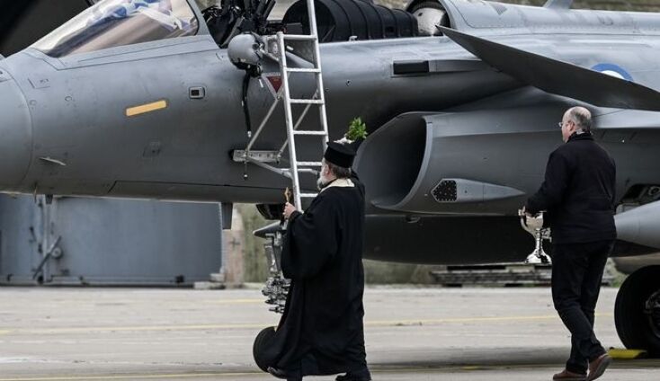 Ιερέας κάνει αγιασμό σε αεροπλάνο ραφάλ