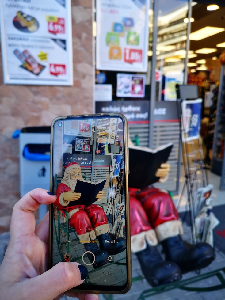 Κινητό που τραβά φωτογραφία ένα ομοίωμα του Άγιου Βασίλη