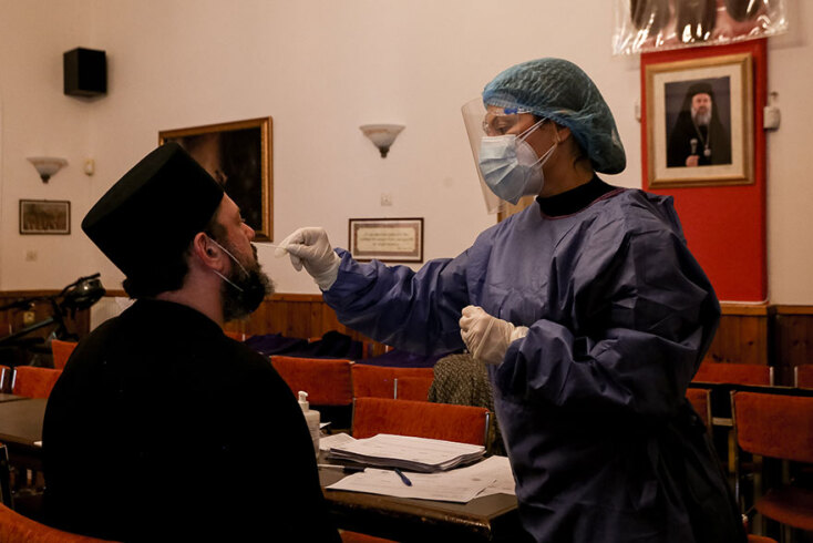 Υγειονομικός διενεργεί rapid test σε ιερέα (ΦΩΤΟ ΑΡΧΕΙΟΥ) - Ο Μητροπολίτης Μεσσηνίας Χρυσόστομος χαρακτήρισε αμαρτία τον μη εμβολιασμό και ζήτησε να γίνει υποχρεωτικός