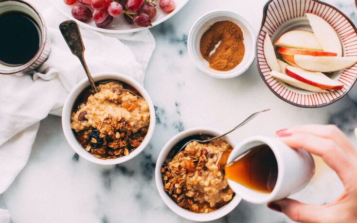 Υγιεινό πρωινό με γάλα και βρώμη