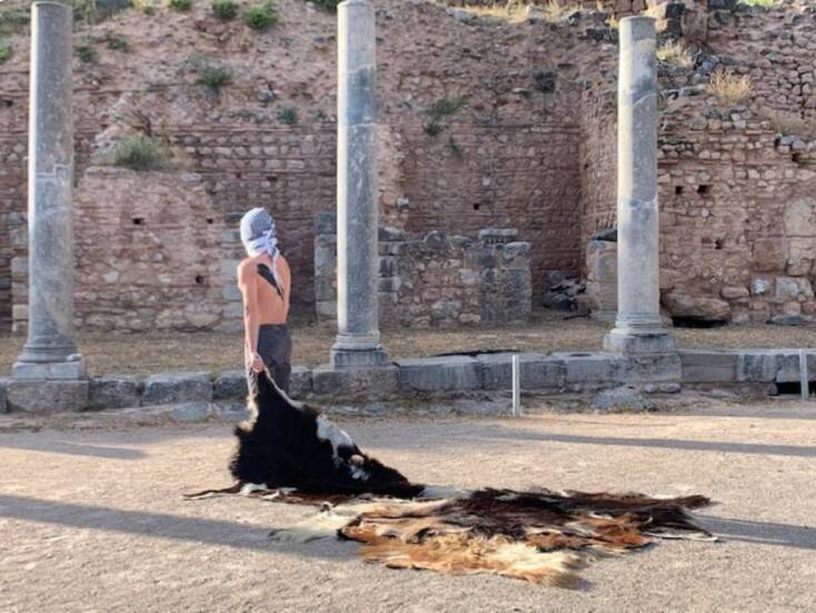 Στιγμιότυπο από το έργο του Σπύρου Κουβαρά «Ρίζωμα[Ρέκβιεμ για τον μη-τόπο]»