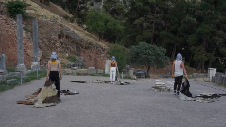 Στιγμιότυπο από το έργο του Σπύρου Κουβαρά «Ρίζωμα[Ρέκβιεμ για τον μη-τόπο]»