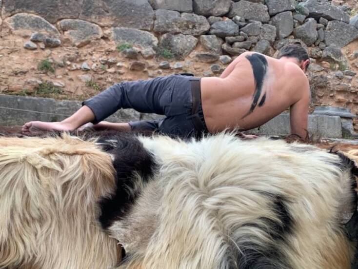 Στιγμιότυπο από το έργο του Σπύρου Κουβαρά «Ρίζωμα[Ρέκβιεμ για τον μη-τόπο]»