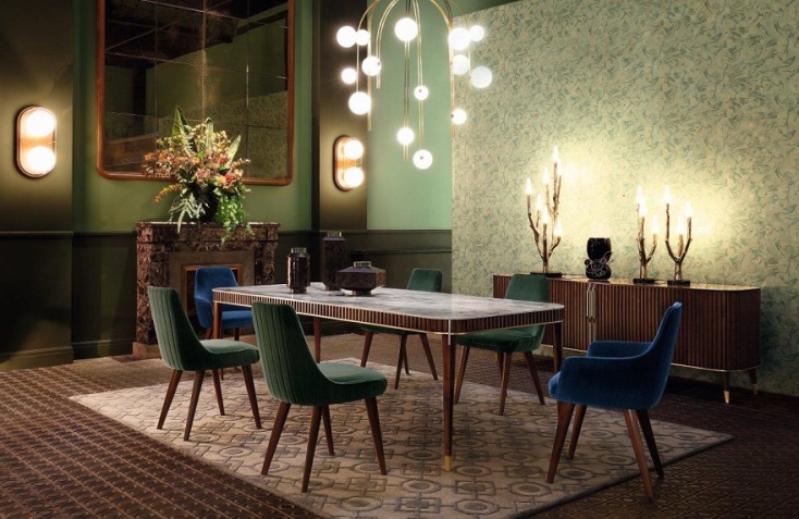 Τραπεζαρία με 4 πράσινες καρέκλες και 2 μπλε, πολυέλαιο, τζάκι, έπιπλο αποθήκευσης, διακοσμητικά και χαλί