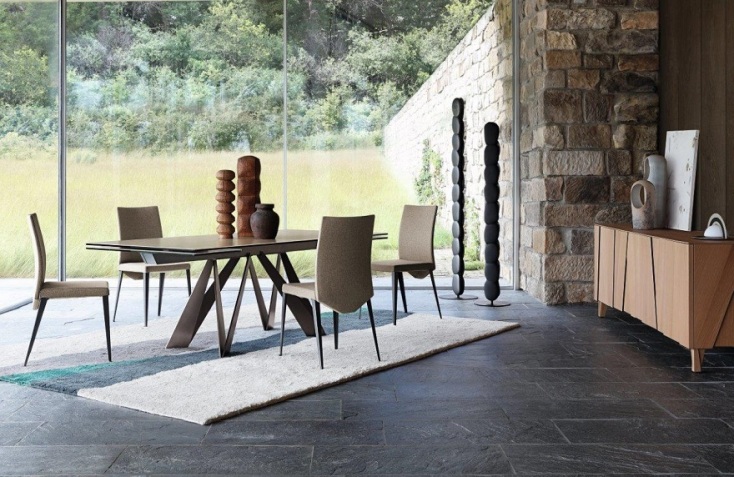 Τραπεζαρία δίπλα σε τζαμαρία σε μοντέρνα γραμμή με 4 καρέκλες, διακοσμητικά δαπέδου, έπιπλο αποθήκευσης και μικρό τρίχρωμο χαλί