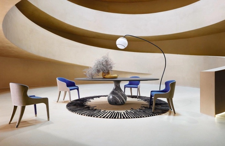 Ροτόντα με 4 καρέκλες-πολυθρόνες, μεγάλο διακοσμητικό βάζο, φωτιστικό δαπέδου και χαλί