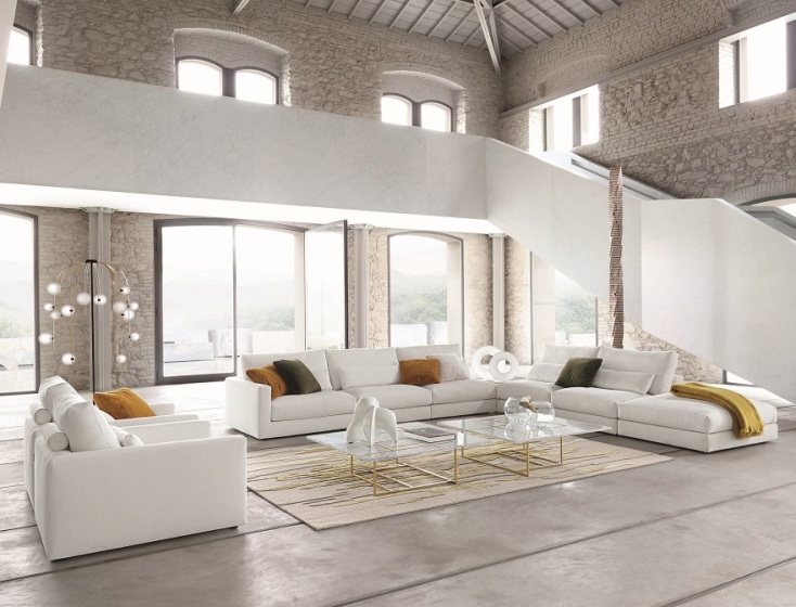 Σαλόνι με λευκούς καναπέδες, γυάλινα τραπεζάκια, χαλί και σκάλες στα δεξιά