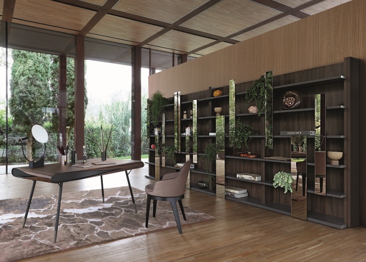 Τραπεζαρία με ξύλινες καρέκλες, χαλί, βιβλιοθήκη με καθρέπτες