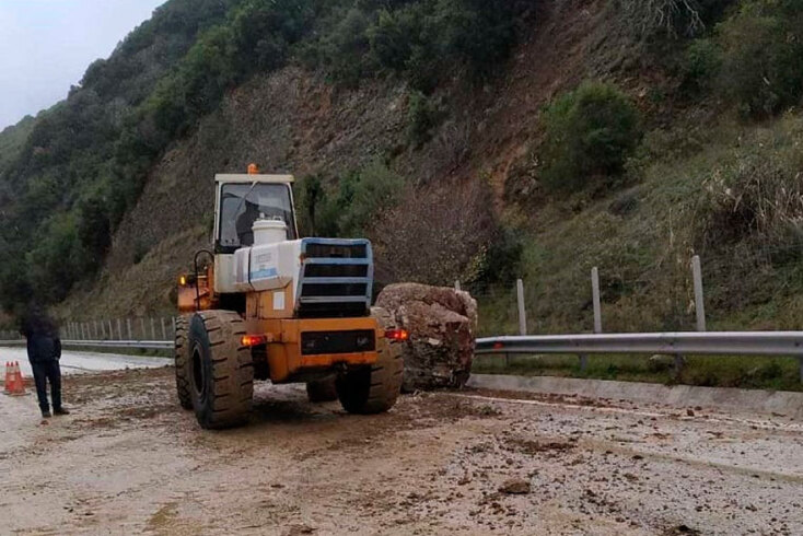 Εγνατία Οδός: Βράχος «έφυγε» από το βουνό και κατέληξε στον δρόμο