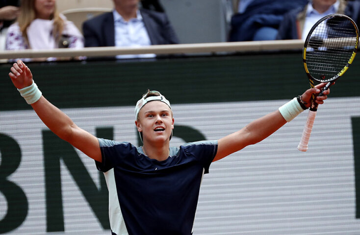 Απίστευτος ο 19χρονος Δανός Χόλγκερ Ρούνε πήρε την πρόκριση κόντρα στον Στέφανο Τσιτσιπά στο Roland Garros