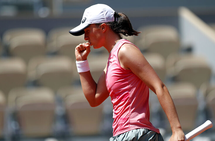 Η περυσινή νικήτρια του Roland Garros Ίγκα Σβιόντεκ δεν μπόρεσε να σταματήσει την ξέφρενη πορεία που συνεχίζει η Μαρία Σάκκαρη στο Γαλλικό Όπεν