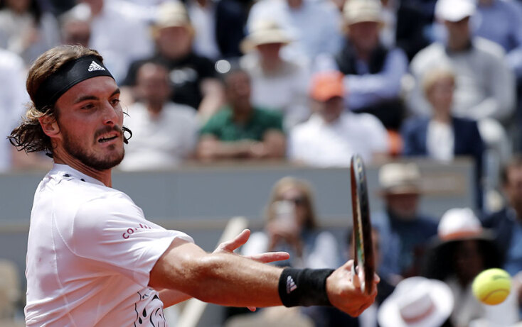 Ο Στέφανος Τσιτσιπάς τα βρήκε «σκούρα» κόντρα στον Χόλγκερ Ρούνε και αποκλείστηκε στο Roland Garros