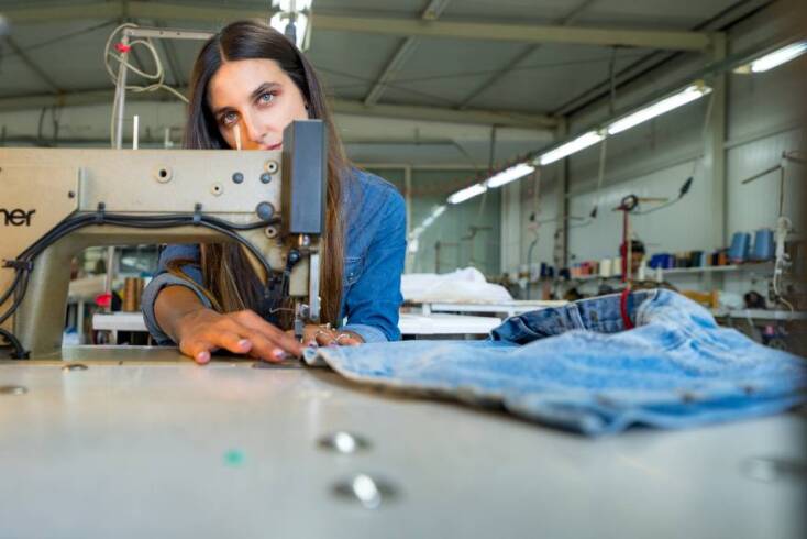 Η σχεδιάστρια upcycle ρούχων Βασιλική Ρούσσου